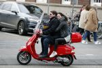 Amsterdam 27 januari 2018 
Martijn Krabbe en zijn vriendin Noi Pakon verlaten het conservatorium Hotel op Martijn zijn vespa scooter