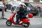 Amsterdam 27 januari 2018 
Martijn Krabbe en zijn vriendin Noi Pakon verlaten het conservatorium Hotel op Martijn zijn vespa scooter