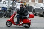 Amsterdam 27 januari 2018 
Martijn Krabbe en zijn vriendin Noi Pakon verlaten het conservatorium Hotel op Martijn zijn vespa scooter