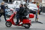 Amsterdam 27 januari 2018 
Martijn Krabbe en zijn vriendin Noi Pakon verlaten het conservatorium Hotel op Martijn zijn vespa scooter