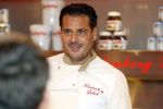 Rhoon 30 december 2017
Andre Hazes verkoopt oliebollen in de kraam van zijn zwager Mathieu Westenberg en schoonzus Jerney Westenberg.