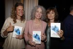 Amsterdam 10 januari 2018
Boekpresentatie Antoinette Beumer. Antoinette reikt het boek uit aan Femke Halsema.Sophie Hilbrand