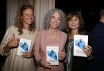 Amsterdam 10 januari 2018
Boekpresentatie Antoinette Beumer. Antoinette reikt het boek uit aan Femke Halsema.Sophie Hilbrand