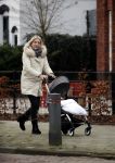 Bentveld 6 januari 2018
Moeder van Tessa Rolink achter de kinderwagen. hun huis