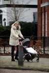 Bentveld 6 januari 2018
Moeder van Tessa Rolink achter de kinderwagen. hun huis