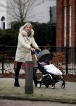 Bentveld 6 januari 2018
Moeder van Tessa Rolink achter de kinderwagen. hun huis