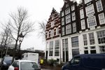Amsterdam 4 januari 2018 
Thierry Baudet verlaat zijn huis waar door politie camera's opgehangen zijn.