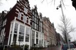 Amsterdam 4 januari 2018 
Thierry Baudet verlaat zijn huis waar door politie camera's opgehangen zijn.
