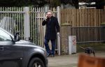 Amsterdam 31 januari 2018 
Tom Egbers bellend op straat met zijn hond