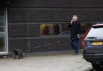 Amsterdam 31 januari 2018 
Tom Egbers bellend op straat met zijn hond