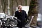 Amsterdam 31 januari 2018 
Tom Egbers bellend op straat met zijn hond