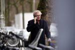 Amsterdam 31 januari 2018 
Tom Egbers bellend op straat met zijn hond