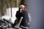 Amsterdam 31 januari 2018 
Tom Egbers bellend op straat met zijn hond