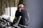 Amsterdam 31 januari 2018 
Tom Egbers bellend op straat met zijn hond