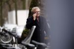 Amsterdam 31 januari 2018 
Tom Egbers bellend op straat met zijn hond