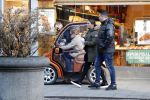 Amsterdam 14 januari 2019
Connie Witteman gaat met een vriend broodjes kopen in haar CCCC Biro karretje.
