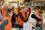Rotterdam 18 december 2018
Danny Blind pakt voedselpakketten in voor de voedselbank op het hoofdkantoor bij Unilever.