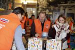 Rotterdam 18 december 2018
Danny Blind pakt voedselpakketten in voor de voedselbank op het hoofdkantoor bij Unilever.