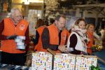 Rotterdam 18 december 2018
Danny Blind pakt voedselpakketten in voor de voedselbank op het hoofdkantoor bij Unilever.