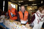 Rotterdam 18 december 2018
Danny Blind pakt voedselpakketten in voor de voedselbank op het hoofdkantoor bij Unilever.