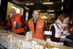Rotterdam 18 december 2018
Danny Blind pakt voedselpakketten in voor de voedselbank op het hoofdkantoor bij Unilever.