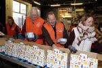 Rotterdam 18 december 2018
Danny Blind pakt voedselpakketten in voor de voedselbank op het hoofdkantoor bij Unilever.