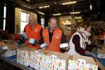 Rotterdam 18 december 2018
Danny Blind pakt voedselpakketten in voor de voedselbank op het hoofdkantoor bij Unilever.