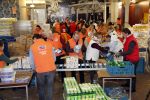 Rotterdam 18 december 2018
Danny Blind pakt voedselpakketten in voor de voedselbank op het hoofdkantoor bij Unilever.