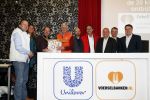 Rotterdam 18 december 2018
Danny Blind pakt voedselpakketten in voor de voedselbank op het hoofdkantoor bij Unilever.