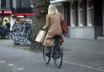 Amsterdam 5 januari 2019
Dionne Stax rijdt op de apollolaan 2x door rood op de fiets en ze heeft haar mobiel in haar handen. Dionne gaat langs bij haar vriend  Sytse Oudkerk