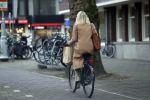 Amsterdam 5 januari 2019
Dionne Stax rijdt op de apollolaan 2x door rood op de fiets en ze heeft haar mobiel in haar handen. Dionne gaat langs bij haar vriend  Sytse Oudkerk