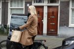 Amsterdam 5 januari 2019
Dionne Stax rijdt op de apollolaan 2x door rood op de fiets en ze heeft haar mobiel in haar handen. Dionne gaat langs bij haar vriend  Sytse Oudkerk