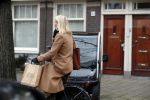 Amsterdam 5 januari 2019
Dionne Stax rijdt op de apollolaan 2x door rood op de fiets en ze heeft haar mobiel in haar handen. Dionne gaat langs bij haar vriend  Sytse Oudkerk