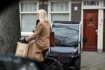 Amsterdam 5 januari 2019
Dionne Stax rijdt op de apollolaan 2x door rood op de fiets en ze heeft haar mobiel in haar handen. Dionne gaat langs bij haar vriend  Sytse Oudkerk