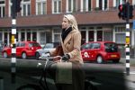 Amsterdam 5 januari 2019
Dionne Stax rijdt op de apollolaan 2x door rood op de fiets en ze heeft haar mobiel in haar handen. Dionne gaat langs bij haar vriend  Sytse Oudkerk