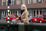 Amsterdam 5 januari 2019
Dionne Stax rijdt op de apollolaan 2x door rood op de fiets en ze heeft haar mobiel in haar handen. Dionne gaat langs bij haar vriend  Sytse Oudkerk