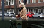 Amsterdam 5 januari 2019
Dionne Stax rijdt op de apollolaan 2x door rood op de fiets en ze heeft haar mobiel in haar handen. Dionne gaat langs bij haar vriend  Sytse Oudkerk