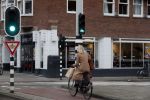 Amsterdam 5 januari 2019
Dionne Stax rijdt op de apollolaan 2x door rood op de fiets en ze heeft haar mobiel in haar handen. Dionne gaat langs bij haar vriend  Sytse Oudkerk