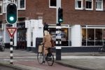 Amsterdam 5 januari 2019
Dionne Stax rijdt op de apollolaan 2x door rood op de fiets en ze heeft haar mobiel in haar handen. Dionne gaat langs bij haar vriend  Sytse Oudkerk