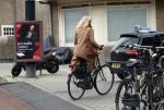 Amsterdam 5 januari 2019
Dionne Stax rijdt op de apollolaan 2x door rood op de fiets en ze heeft haar mobiel in haar handen. Dionne gaat langs bij haar vriend  Sytse Oudkerk