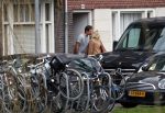 Amsterdam 5 januari 2019
Dionne Stax rijdt op de apollolaan 2x door rood op de fiets en ze heeft haar mobiel in haar handen. Dionne gaat langs bij haar vriend  Sytse Oudkerk