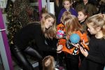 Beverwijk 22 december 2018
Rafael v d Vaart Damian Jesslynn en zijn vriendin Estavana Polman in het winkelcentrum waar Rafael zijn moeder Lolita een winkel heeft . Ze hebben geld opgehaald met veiling voor het ZZF.