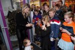Beverwijk 22 december 2018
Rafael v d Vaart Damian Jesslynn en zijn vriendin Estavana Polman in het winkelcentrum waar Rafael zijn moeder Lolita een winkel heeft . Ze hebben geld opgehaald met veiling voor het ZZF.