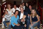 Zeist 23 december 2018
Hans Wendy Steven Osacr en Renzo Kazan met hun vrouwen en kinderen in het Fyji Hotel.