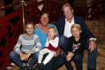 Zeist 23 december 2018
Hans Wendy Steven Osacr en Renzo Kazan met hun vrouwen en kinderen in het Fyji Hotel.