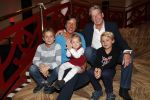 Zeist 23 december 2018
Hans Wendy Steven Osacr en Renzo Kazan met hun vrouwen en kinderen in het Fyji Hotel.