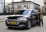 Amsterdam 8 december 2019
Humberto Tan test de audi Etron oa op de PC Hooftstraat in Amsterdam.
