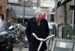 Amsterdam 19 januari 2019
Huub Oosterhuis doet boodschappen op de cornelis schuytstraat.