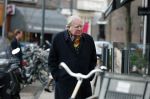 Amsterdam 19 januari 2019
Huub Oosterhuis doet boodschappen op de cornelis schuytstraat.