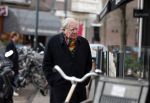 Amsterdam 19 januari 2019
Huub Oosterhuis doet boodschappen op de cornelis schuytstraat.